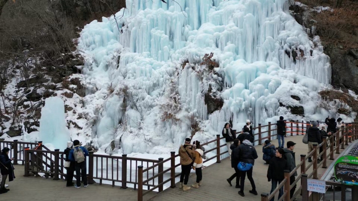 수정 처럼 빛나는 어비공원의 빙벽